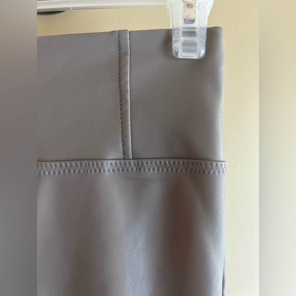 ✌️4 for $20✌️ Vegan leather leggings - Picture 4 of 9